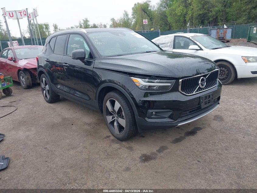 2022 VOLVO XC40 T5 MOMENTUM