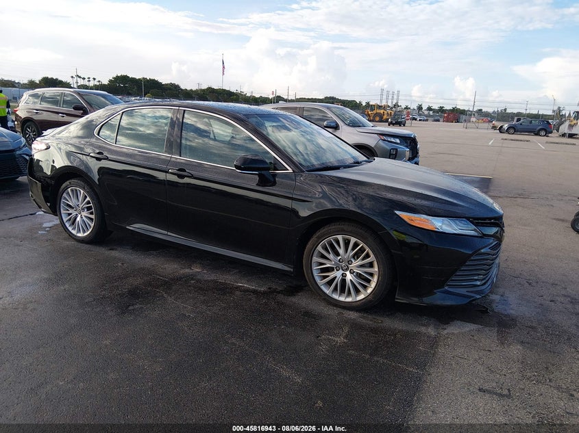 2020 TOYOTA CAMRY XLE