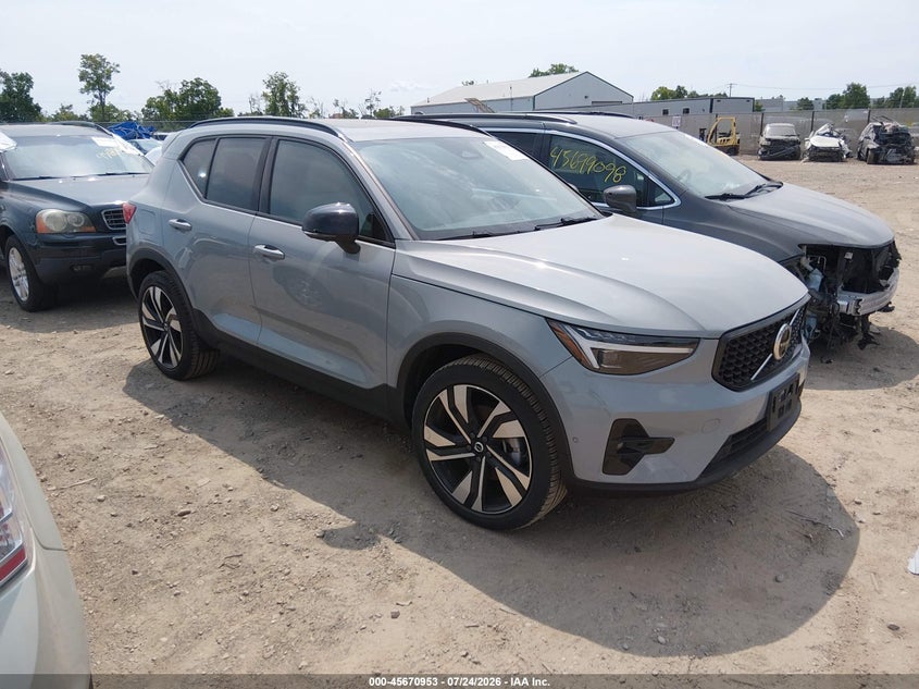 2024 VOLVO XC40 B5 ULTIMATE DARK THEME