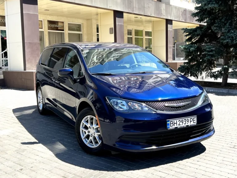 Два погляди на Крайслер Пасіфіка